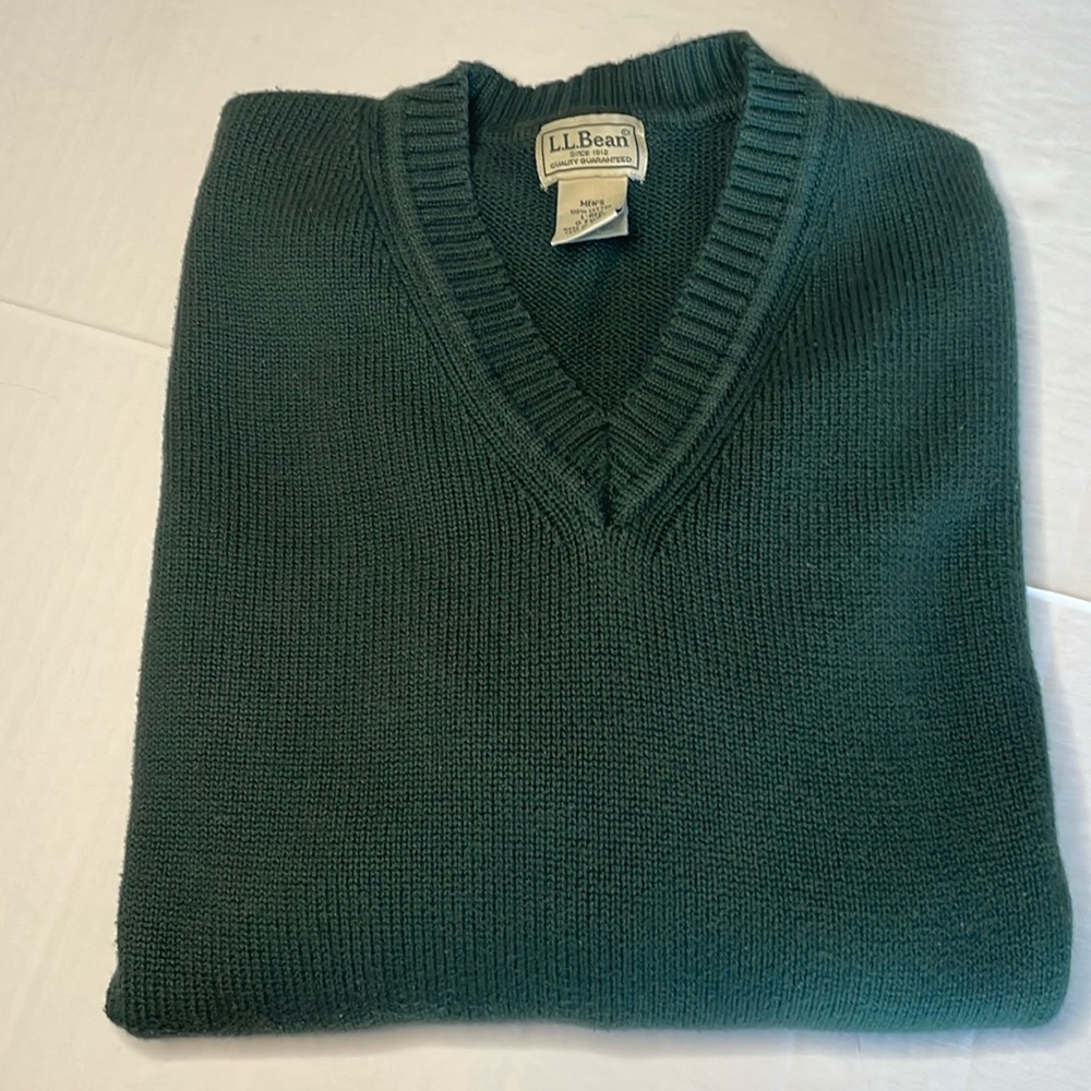 LL BEAN dark green V neck sweater Men’s size L regular
